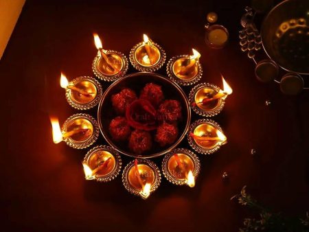 Single Diya Urli. Supply